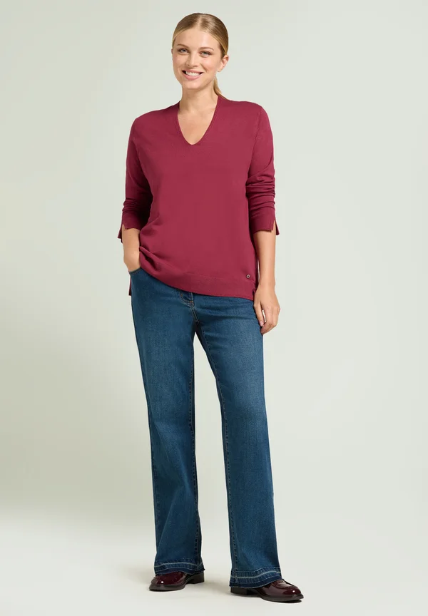 CON SCOLLO A V - Strickpullover - bordeaux