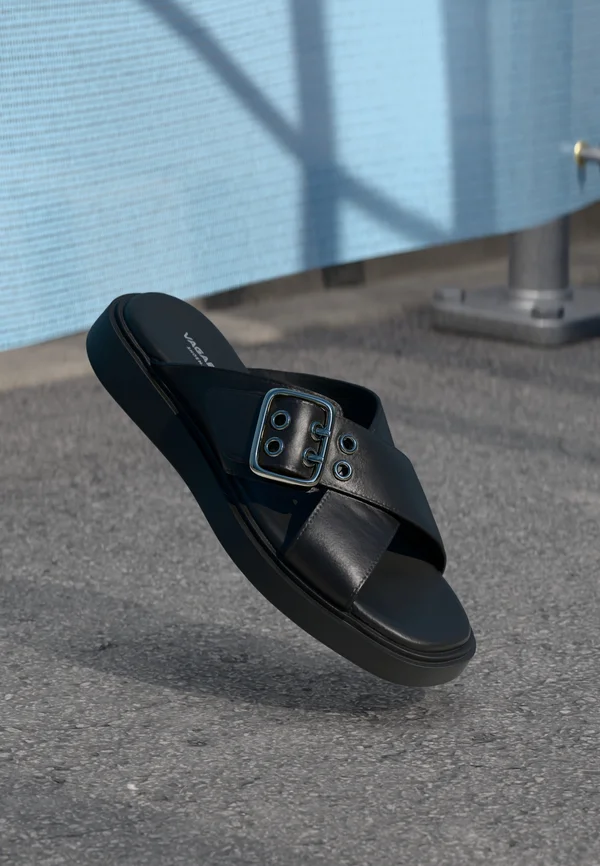 CONNIE - Pantolette flach - black