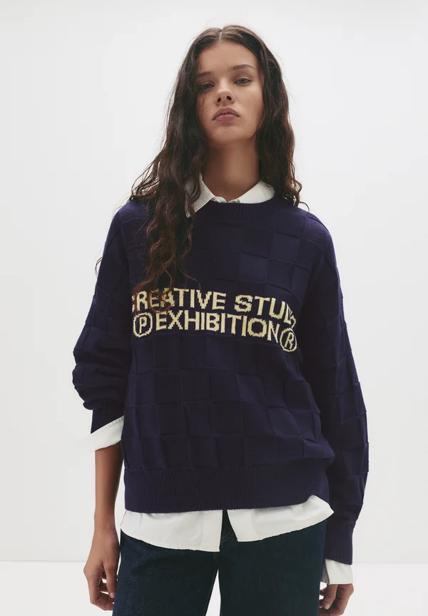 CONTRAST TEXT - Strickpullover - blue denim