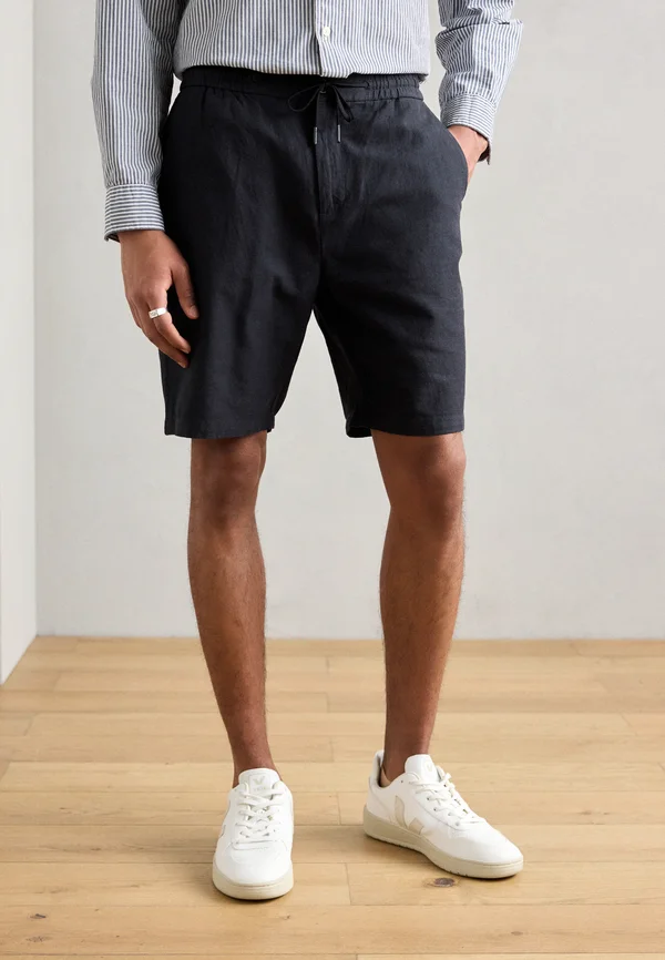 CORE FAVE BERMUDA - Shorts - schwarz