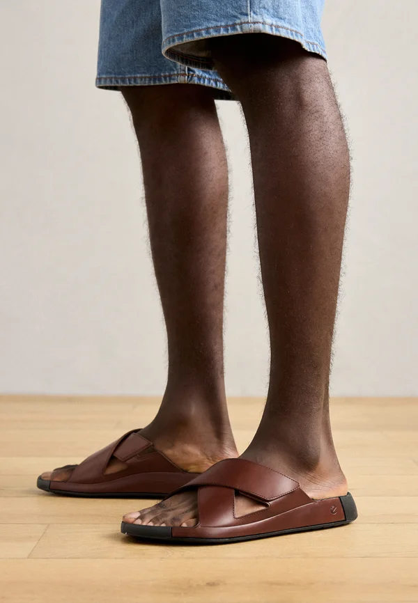 COZMO M - Pantolette flach - cognac