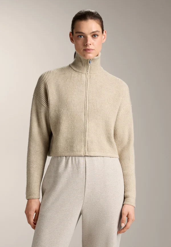 CROPPED  HIGH COLLAR  - Strickjacke - stone