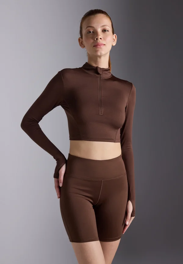 CROPPED HIGH NECK LONG SLEEVE TOP WITH 1/2 ZIP &THUMB HOLES - Langarmshirt - brown