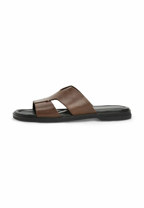 CUTOUT STRAP  - Pantolette flach - legacy brown