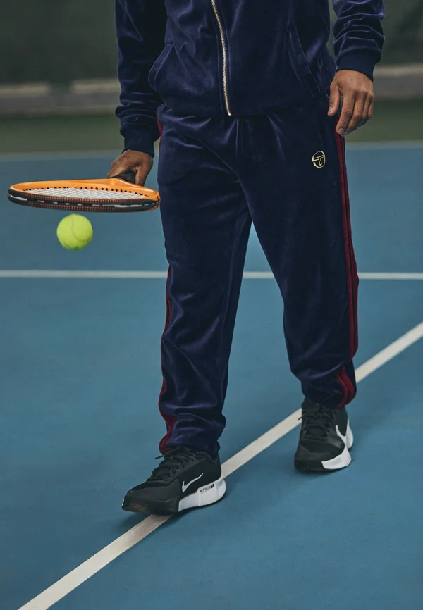 DAMARINDO TRACK PANT - Jogginghose - maritime blue/merlot