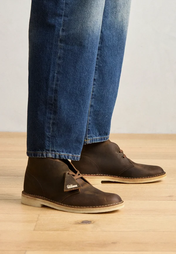 DESERT BOOT - Schnürstiefel - beeswax