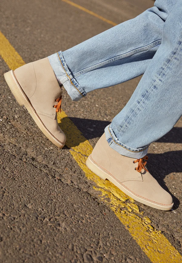 DESERT BOOT - Schnürstiefel - sand