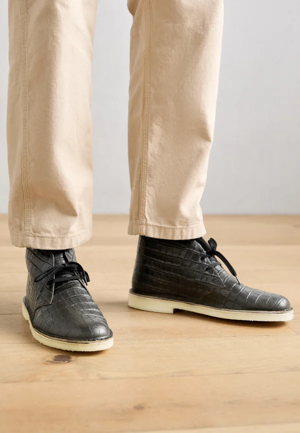 DESERT BOOT - Sportlicher Schnürer - black distress