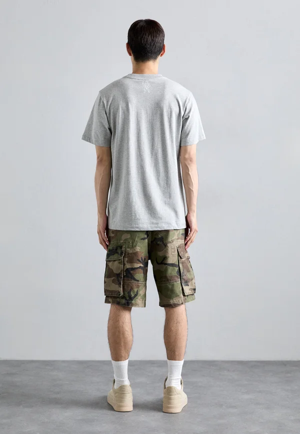 DISTRESSED CAMO CARGO  - Jeans Shorts - green