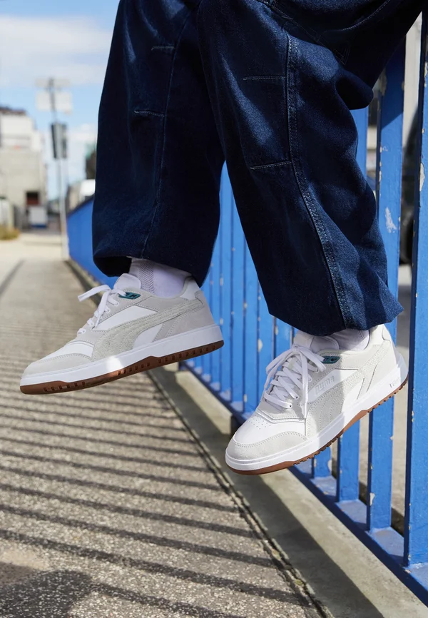 DOUBLECOURT UTILITY UNISEX - Sneaker low - white/vapor gray/bold blue
