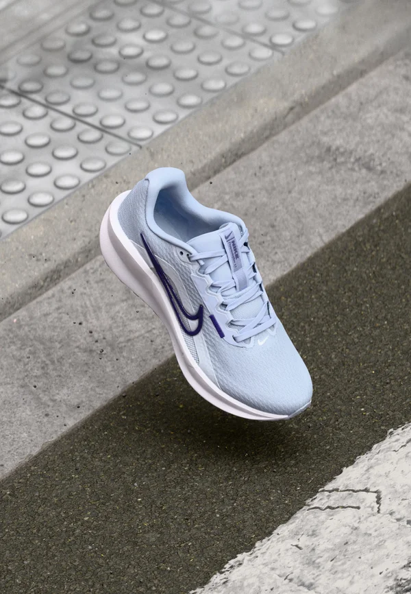 DOWNSHIFTER 13 - Laufschuh Straße - ghost/court purple/football grey/white