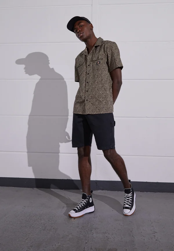 DUCK CARPENTER - Shorts - black