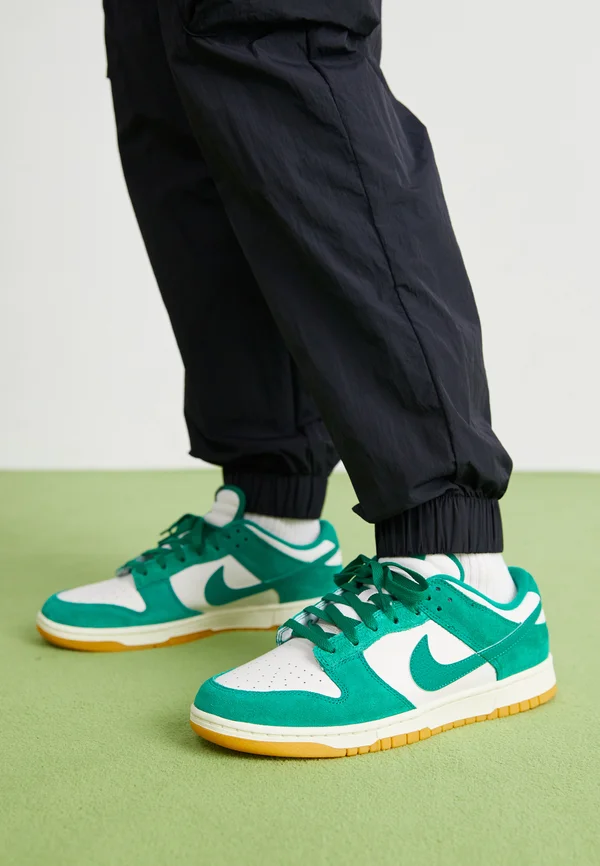 DUNK LOW SE TRK3 - Sneaker low - phantom/malachite/light brown/coconut milk
