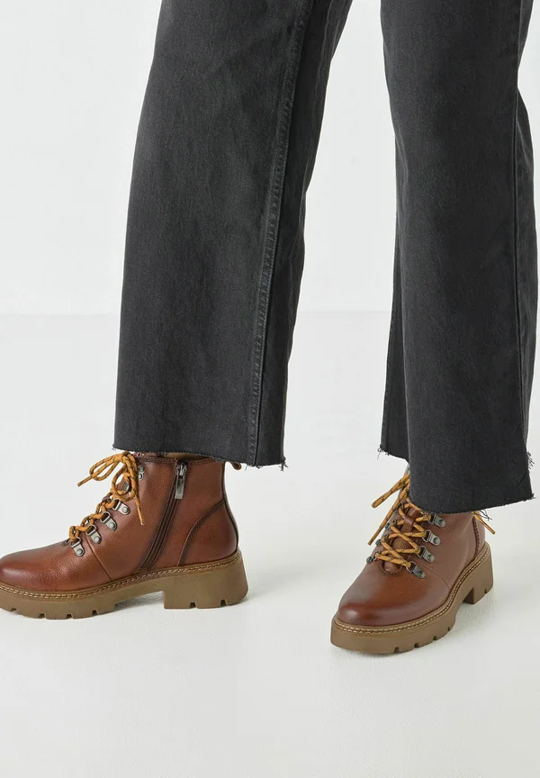 ELEGANTE - Ankle Boot - cognac