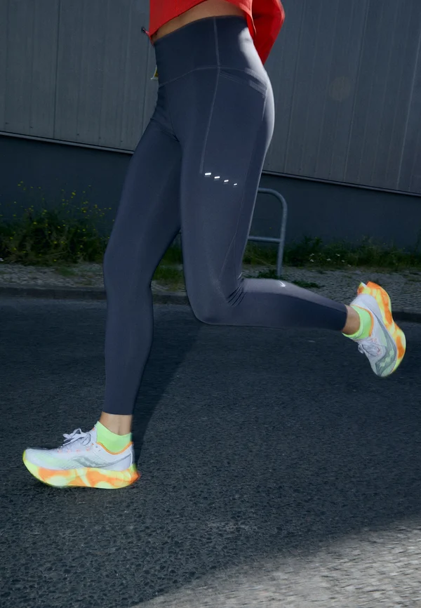 ENDORPHIN PRO 4 - Laufschuh Straße - fog/peel