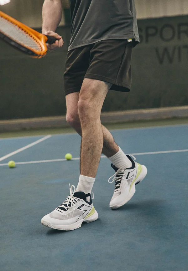 ESSENTIAL ACTIVE SHORTS - Kurze Sporthose - peat