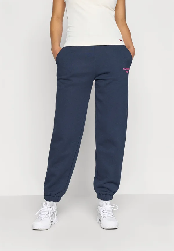 ESSENTIAL SWEATPANTS - Jogginghose - outerspace