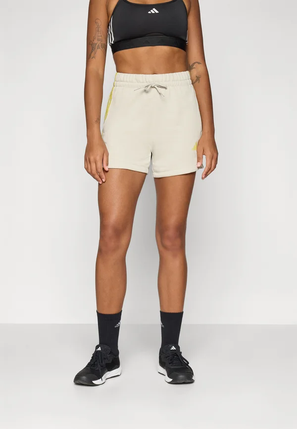 ESSENTIALS 3 STRIPES PRINT CARGO - Kurze Sporthose - alumina