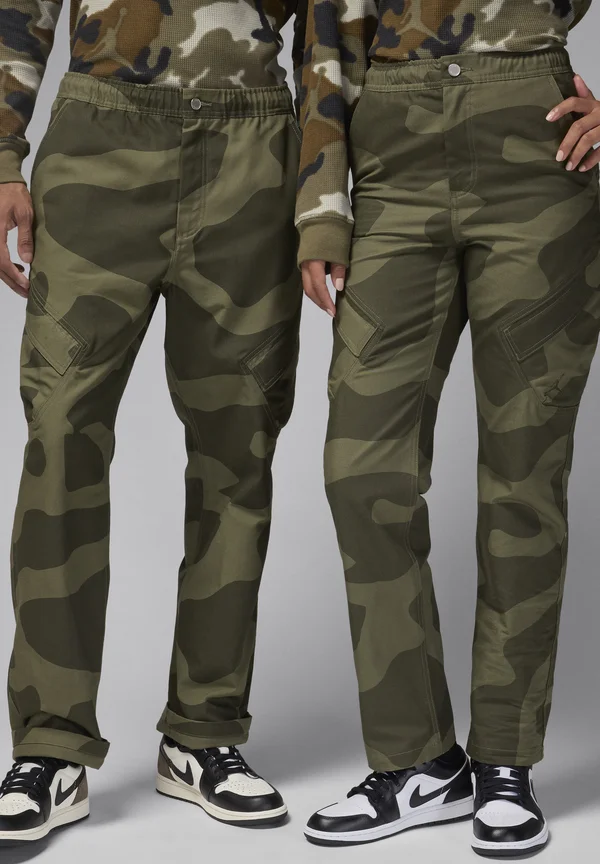 ESSENTIALS CHICAGO - Stoffhose - medium olive