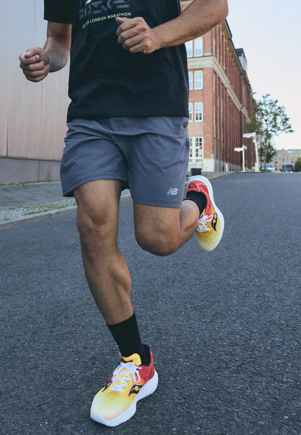 ESSENTIALS SHORT - Kurze Sporthose - graphite