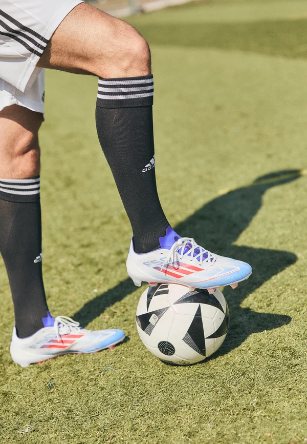 F50 PRO FIRM GROUND - Fußballschuh Nocken - footwear white/solar red/lucid blue