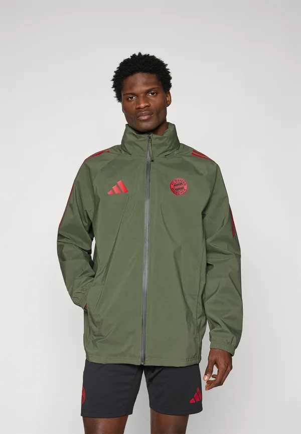 FC BAYERN 2025/2026 TIRO24 EUROPEAN RAIN JACKET - Vereinsmannschaften - base green