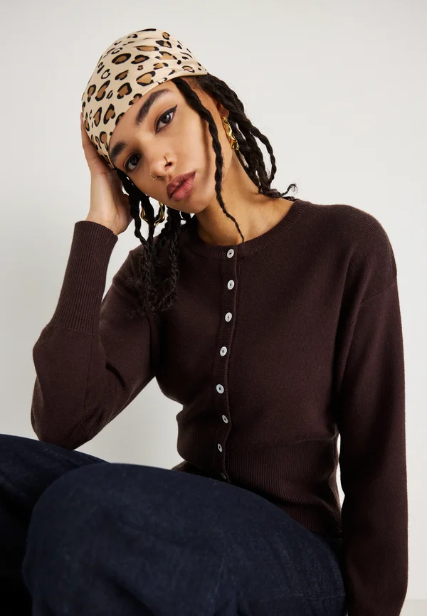 FITTED CARDIGAN - Strickjacke - seal brown