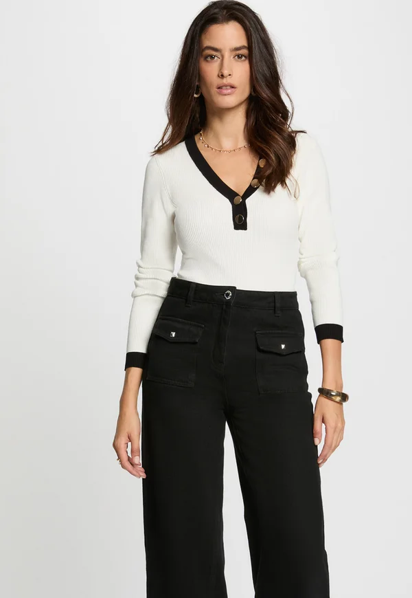 FITTED V-NECK - Strickpullover - blanc