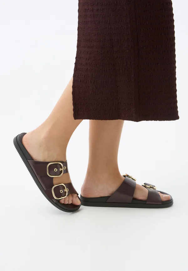 FLAT WITH BUCKLES - Pantolette flach - dark red