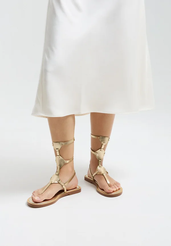 FLAT WITH BUCKLES  - Zehentrenner - gold coloured