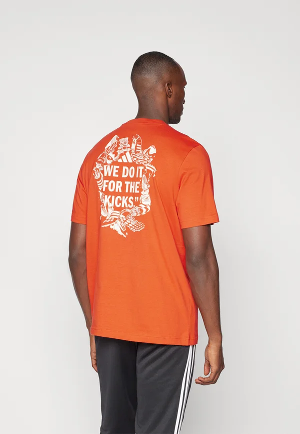 FOOTBALL KICKS GRAPHIC - T-Shirt print - preloved red