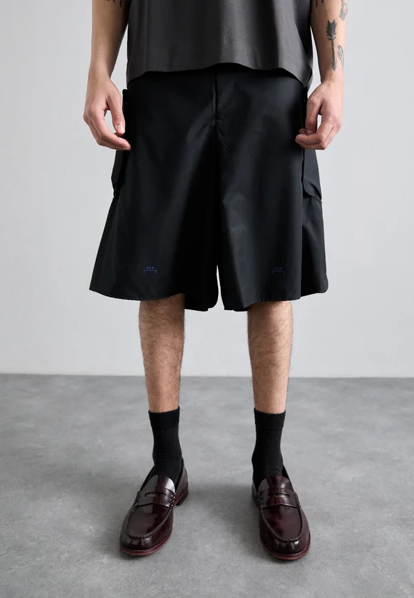 FORM SHORT - Shorts - black onyx