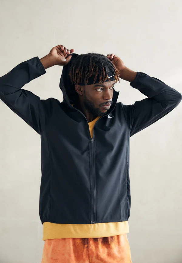 FORM - Trainingsjacke - black