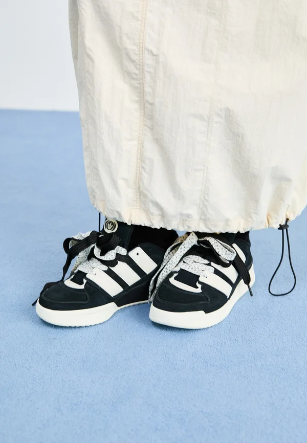 FORUM 2000 UNISEX - Sneaker low - core black/off white