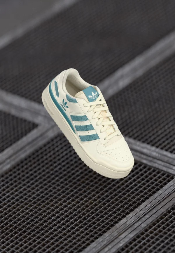 FORUM BOLD STRIPES - Sneaker low - cream white/powder teal