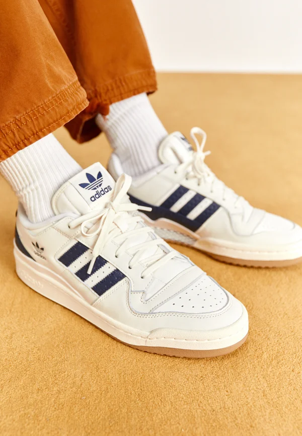 FORUM LOW CL UNISEX - Sneaker low - cloud white/collegiate navy