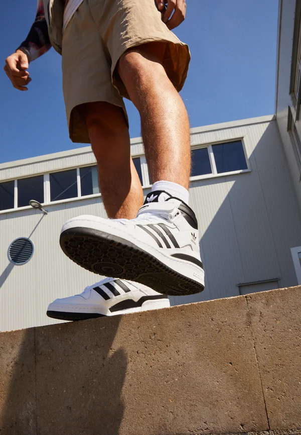 FORUM MID - Skateschuh - footwear white/core black
