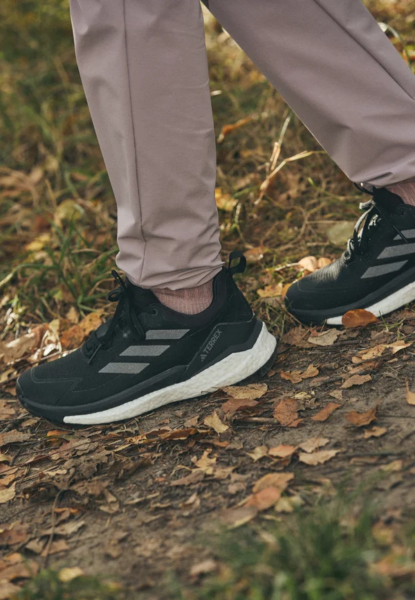 FREE HIKER 2 LOW GTX W - Hikingschuh - core black/grey four