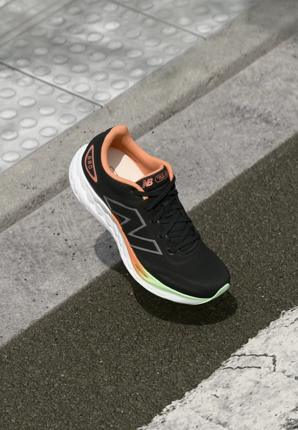 FRESH FOAM 680 - Laufschuh Straße - black