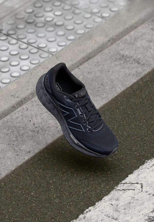 FRESH FOAM 680 V8 - Laufschuh Straße - black