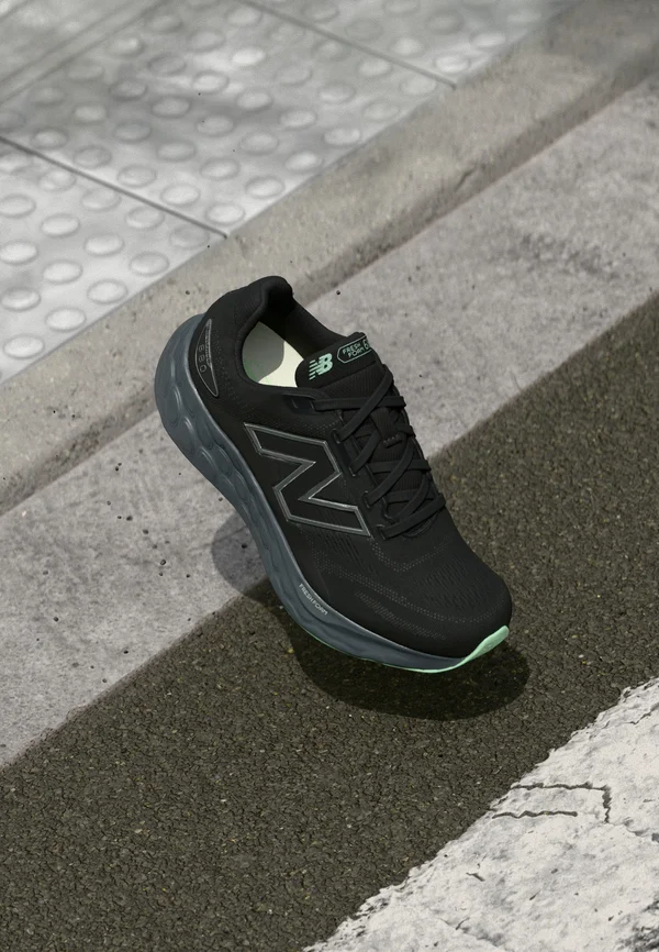 FRESH FOAM 680 WATERPROOF V8 - Laufschuh Straße - black