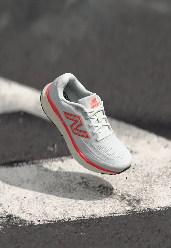 FRESH FOAM X EVOZ V4 - Laufschuh Straße - white