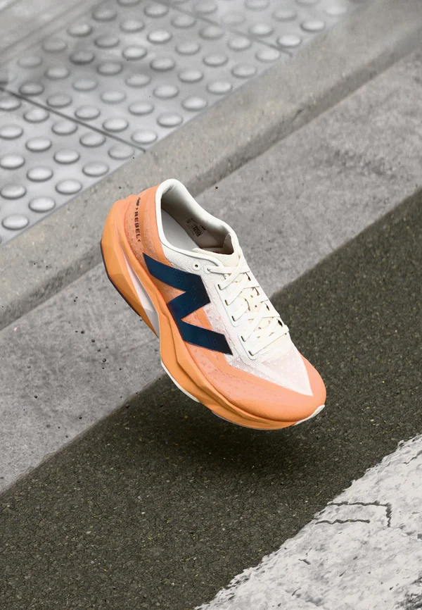 FUELCELL REBEL V4 - Laufschuh Straße - orange/beige