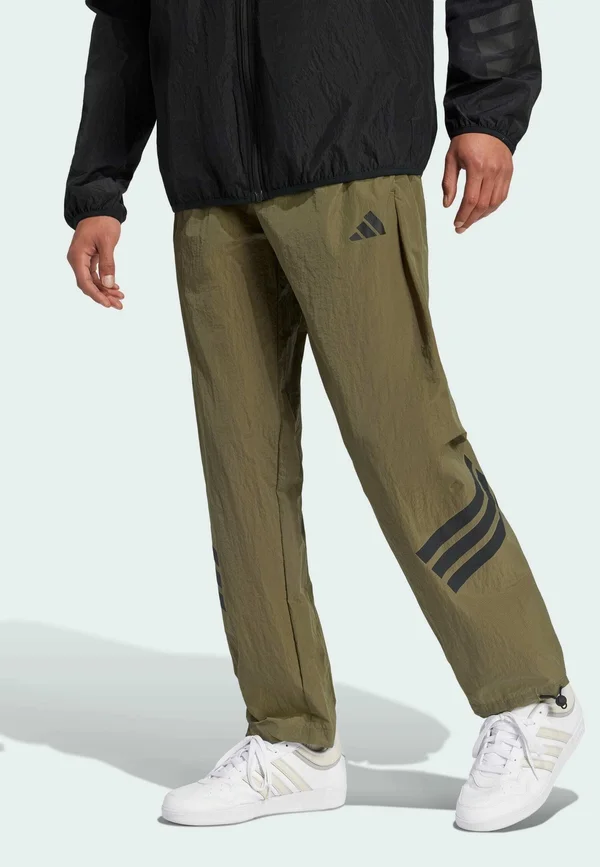 FUTURE ICON 3-STRIPES WOVEN LOOSE - Jogginghose - olive strata
