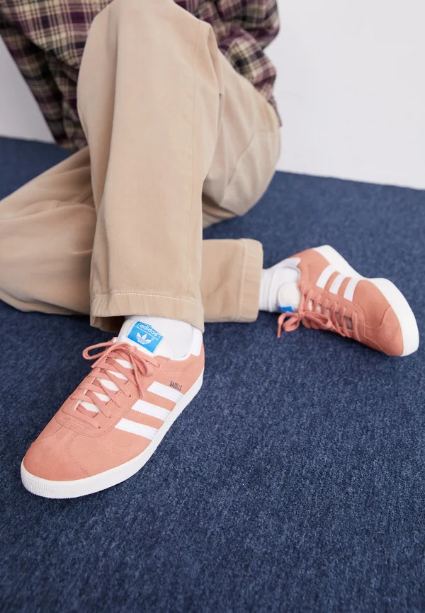 GAZELLE UNISEX - Sneaker low - clay/footwear white/core white