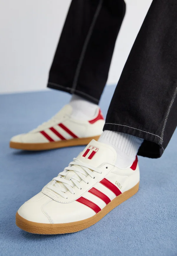 GAZELLE UNISEX - Sneaker low - off white/team power red 2