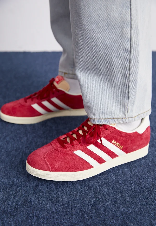 GAZELLE UNISEX - Sneaker low - team victory red/off white/cream white