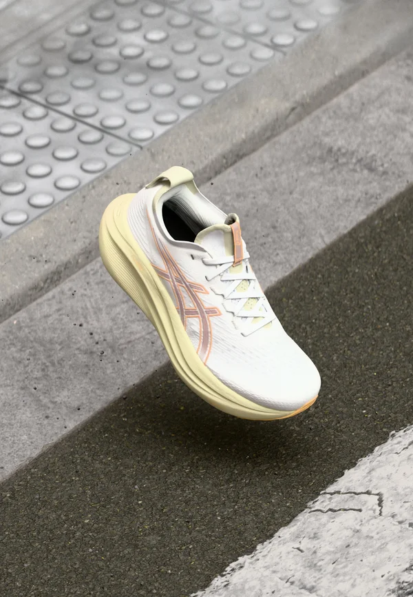 GEL NIMBUS 27 - Laufschuh Straße - white/fawn
