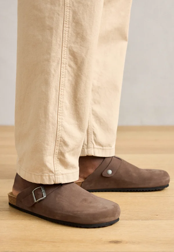 GHITA - Pantolette flach - coffee