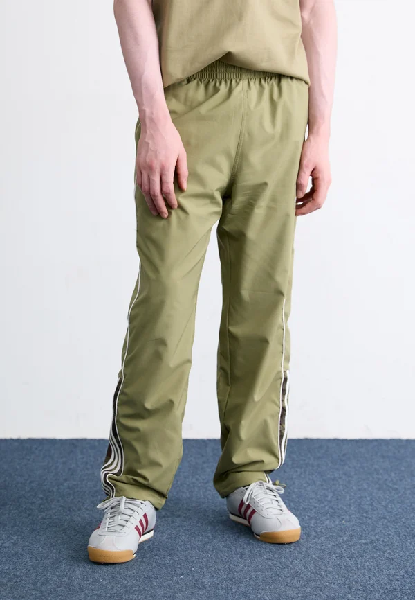 GRAPHIC - Jogginghose - orbit green
